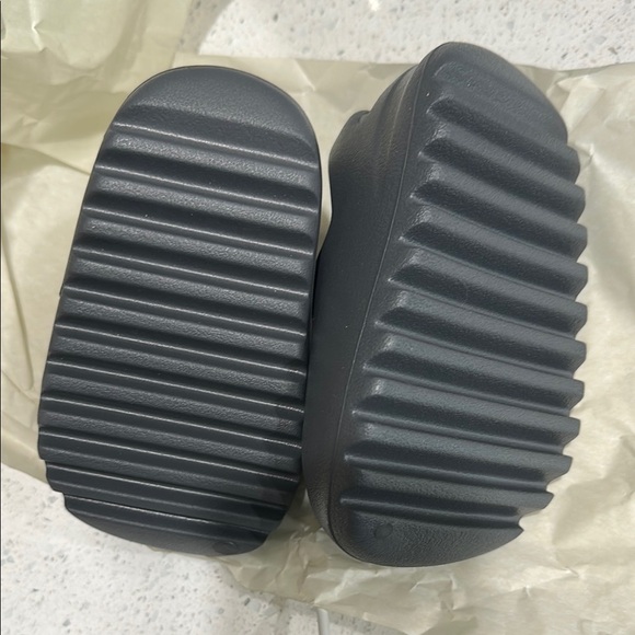 Yeezy Black Slippers with Molded Foam and Ventilation - Picture 3 of 7